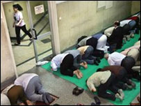 Muçulmanos em local de oração no Egito