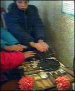 Děti si zahřívají ruce nad elektrickým vařičem