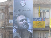 Filistin sokaklarında bir Barguti posteri.