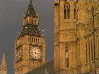 伦敦议会大厦旁的大笨钟