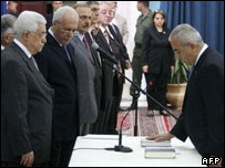 محمود عباس (اول راست) هنگام ادای سوگند کابینه فلسطینی