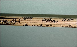 An image of the signed snooker cue