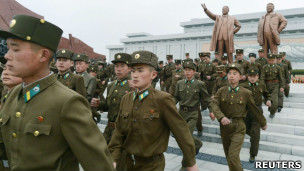 朝鲜军人于太阳节到平壤万寿台向金日成与金正日铜像敬礼（15/4/2013）