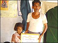 चुनेश्वरी अपने पिता के साथ