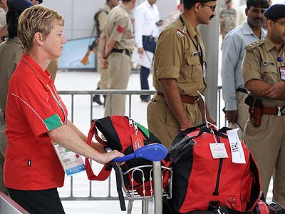 Aelodau tîm Cymru yn cyrraedd Delhi