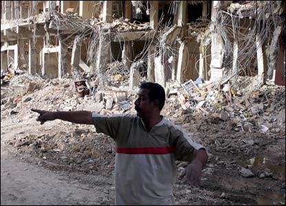 Ali, một người bán hàng ở Baghdad, bị trúng bom hồi tháng Bảy.