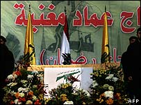 O caixão de Mughniyeh foi cercado por guardas em Beirute