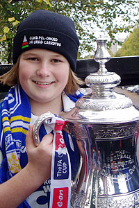 Rhys Hartley gyda Cwpan FA Lloegr