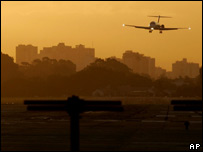 Aeroporto de Buenos Aires (Associated Press - 20/06/2007)