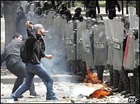 Estudantes jogam pedra na polícia em Bogotá