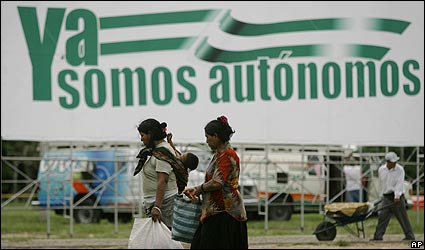 Indígenas en Santa Cruz frente a un letrero por la automía de la provincia