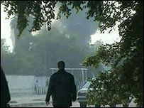 Homem observa nuvem causada por explosão na Zona Verde de Bagdá