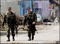 Integrantes da Guarda nacional americana patrulham nova orleans após a passagem do furacão katrina