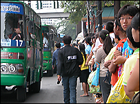Tại một bến xe buýt ở Bangkok