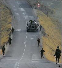 Quân đội Thổ Nhĩ Kỳ đi tuần ở tỉnh Sirnak gần biên giới Iraq hôm 20/10/2007