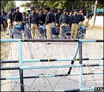 Cảnh sát ở bên ngoài nhà bà Benazir Bhutto hôm 9/11/2007