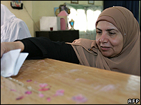 Única candidata islâmica mulher faz seu voto