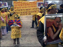 श्रीनगर में प्रदर्शन करते हुए निर्वासित तिब्बती