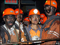 Equipe de resgate após explosão em mina chinesa em 2005