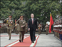 Cựu Bộ trưởng quốc phòng William Cohen thăm Việt Nam năm 2000 