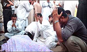 Pohřby téměř stovky obětí se konaly včera v Nadžafu