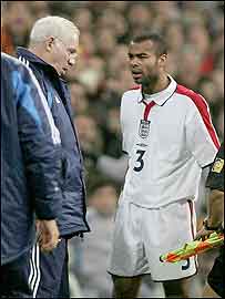 Ashley Cole foi um dos jogadores ingleses insultados pela torcida na Espanha