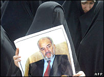 जाफ़री का पोस्टर लेकर प्रदर्शन करती महिला