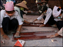 Một số thợ ở nông thôn đang làm việc