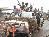 Civis armados em Monróvia, a capital do país