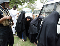 मस्जिद से निकले लोग