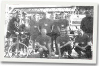 Geraint Bowness, Dewi Talysarn, Emyr, Gwynfor, Huw, Iwan, Ian Arwel, Geraint Pentyrch a Tegid a fydd wedi casglu £1,500.