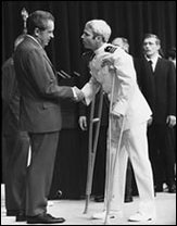Tổng thống Nixon chào đón đại úy John McCain trở về từ Việt Nam
