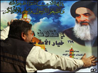 Iraquiano pendura cartaz do candidato xiita Aiatolá al-Sistani