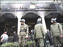 نيروهای امنيتی ايران در صحنه يکی از انفجارهای اهواز - عکس از آرشيو