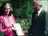 Sunila Abeysekara receiving an UN award (UN photo)