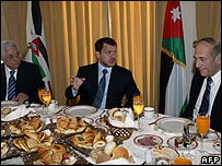 محمود عباس (چپ) و اهود اولمرت (راست) و ملک عبدالله 