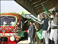 मनमोहन सिंह, श्रीनगर में घाटी की पहली रेल लाइन का उद्घाटन करते हुए