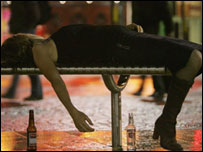 英国城市街头醉倒的女子