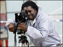 مامور پزشکی قانونی در حال عکسبرداری از یکی از صحنه های انفجار