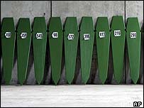 Caixões para vítimas do massacre de Srebrenica