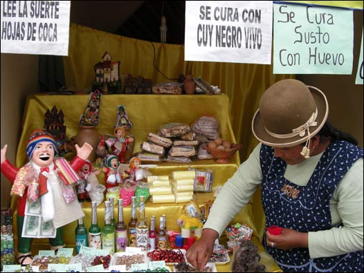 Una vendedora arregla su tienda