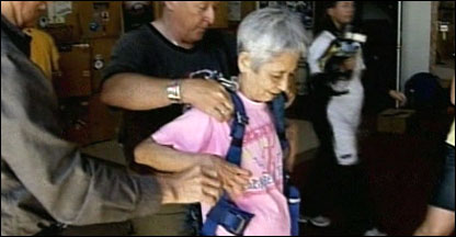 Kazuko Renes se prepara para pular de pára-quedas