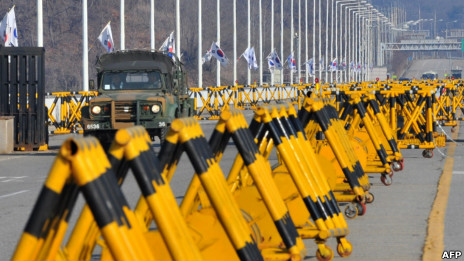 韩国坡州通往朝鲜公路竖起长长的路障(10/4/2013)