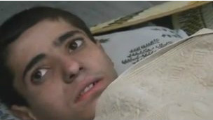 تصاویر ویدئویی که توسط فعالان مخالف دولت منتشر شده، یک پسر جوان علوی را نشان میدهد که از حوادث روستای عقرب، جان سالم به در برده است.