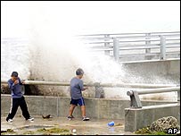 Furacão Charley atinge costa oeste dos EUA