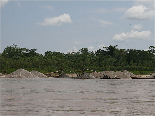 Minería informal en la playa del río Madre de Dios