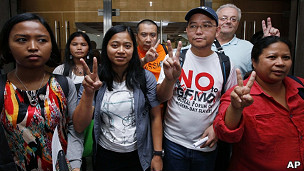 香港菲律宾佣工代表在高等法院宣判后展示胜利手势(30/9/2011)