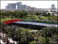 Mais de 16 mil estudantes criaram a bandeira dos Emirados Árabes Unidos