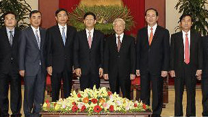 Ông Trọng chụp ảnh lưu niệm với phái đoàn Trung Quốc