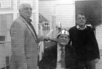 Mr Trefor Davies, enillydd y Goron